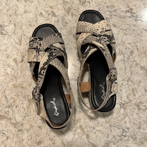 NEW~QUPID~STONE BLACK~SNAKE~STRAPPY WEDGE SANDALS~3 1/4” HEEL~SIZE 8~BR - Picture 5 of 10